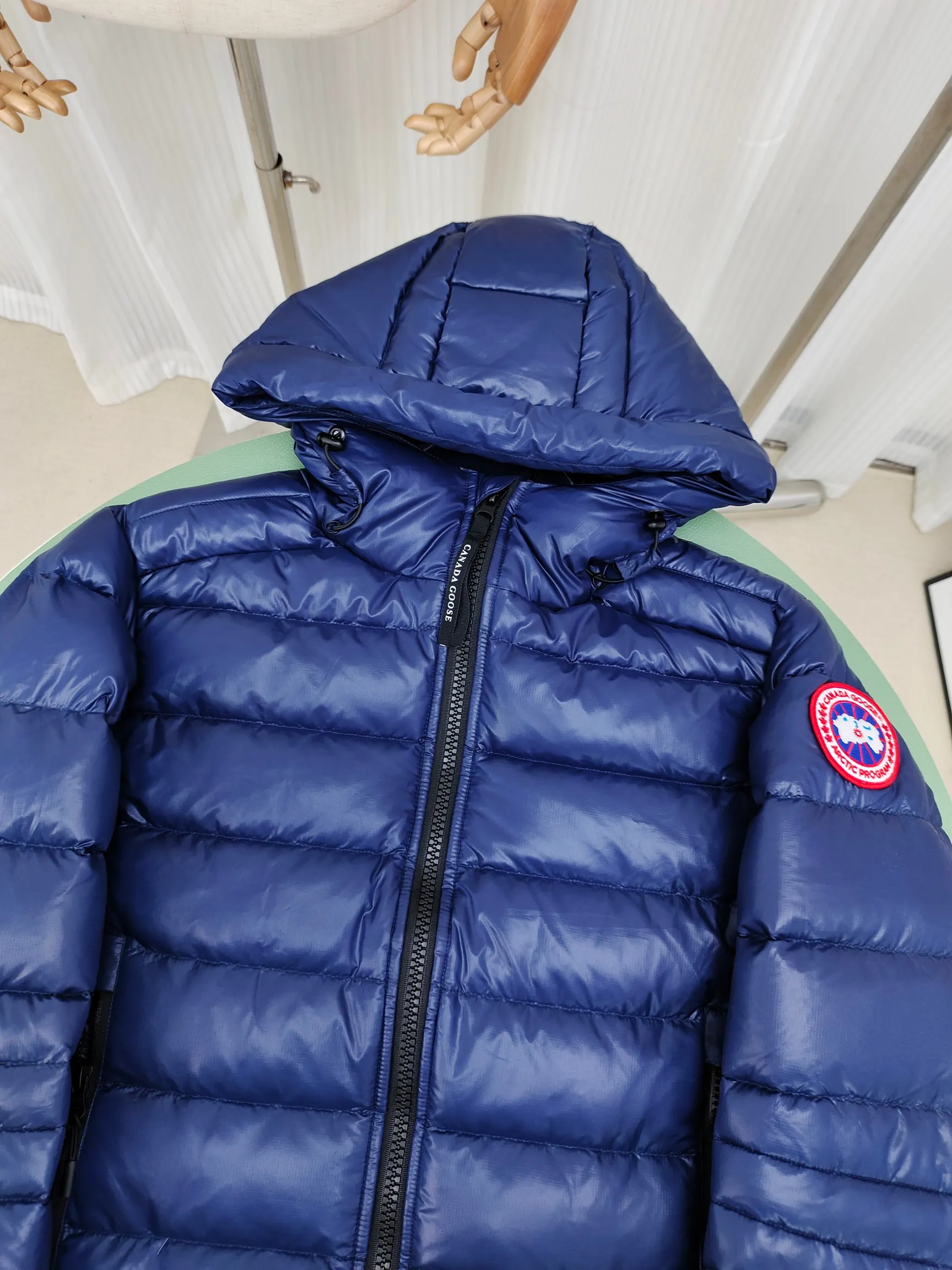 P860 ————2227MB model (high version) Canada goose Canada Goose Crofton hooded light down jacket, this is a down jacket suitable for late autumn and early winter: on cold and rainy mornings, it can be used as a layer of warmth inside the rainproof jacket, and can be worn alone in the late autumn and early winter with a little bit of coolness. Filled with white duck down. The Crofton Hooded Jacket is a versatile, lightweight and versatile piece that even packs itself in for easy transport. The inner layer has removable elastic straps, making the jacket easy to carry on the shoulder and hands-free. 2 zippered hand pockets with fleece fabric on the knuckle side for softness and warmth. Color: black with black label, black with red label, ocean blue, superoxide blue, silver birch red label, silver birch black label Size: XS-2XL